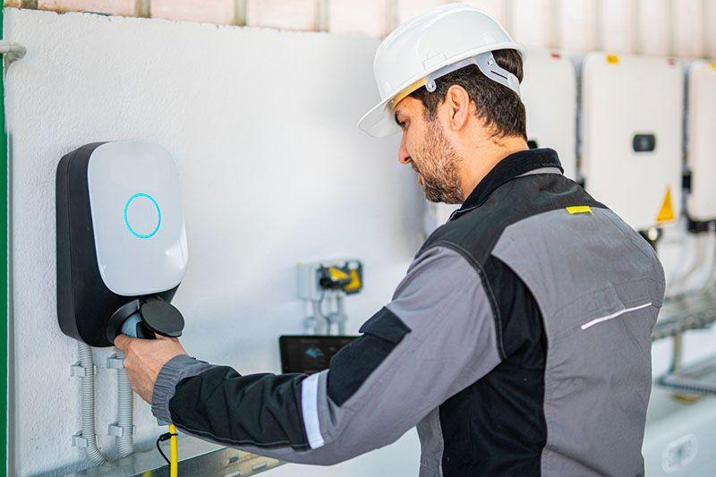 Image d'un Installateur d'une borne de recharge