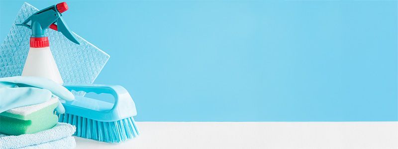 Rengøringsprodukter på blå baggrund