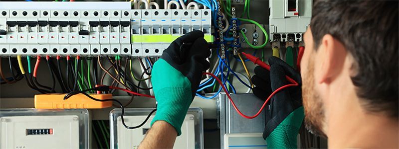 Elektriker ved elskab