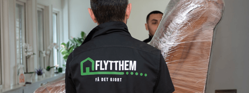 Två flyttgubbar hos Flytthem arbetar.