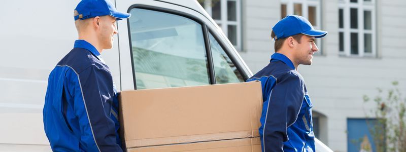 Flyttemænd bærer flyttekasse.