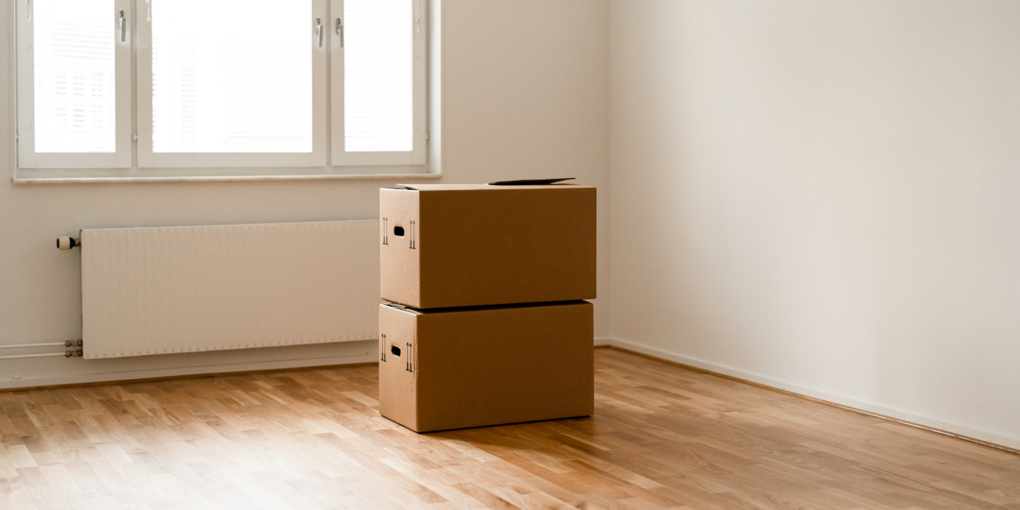 Flyttkartonger står packad på golet i en bostad inför en flytt.