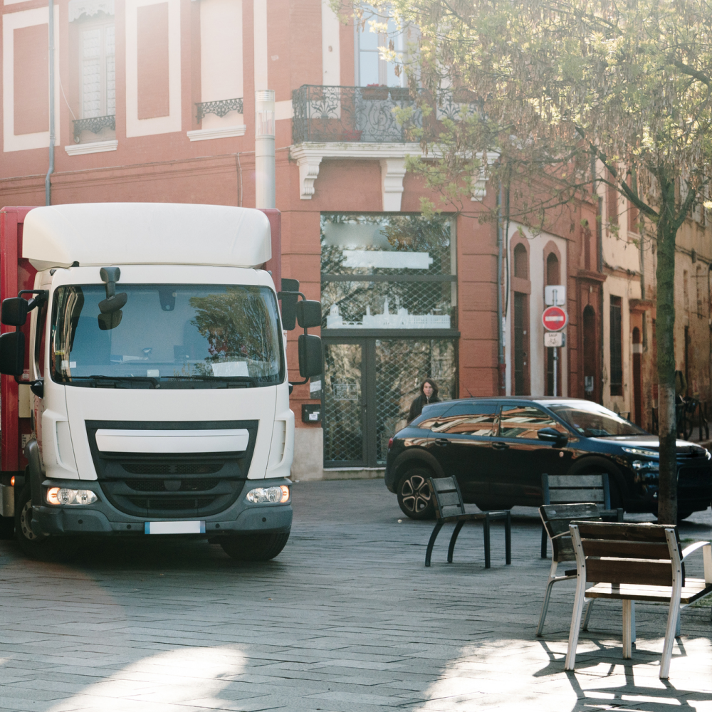 Flyttbil på gata i europeisk stad efter en utlandsflytt.