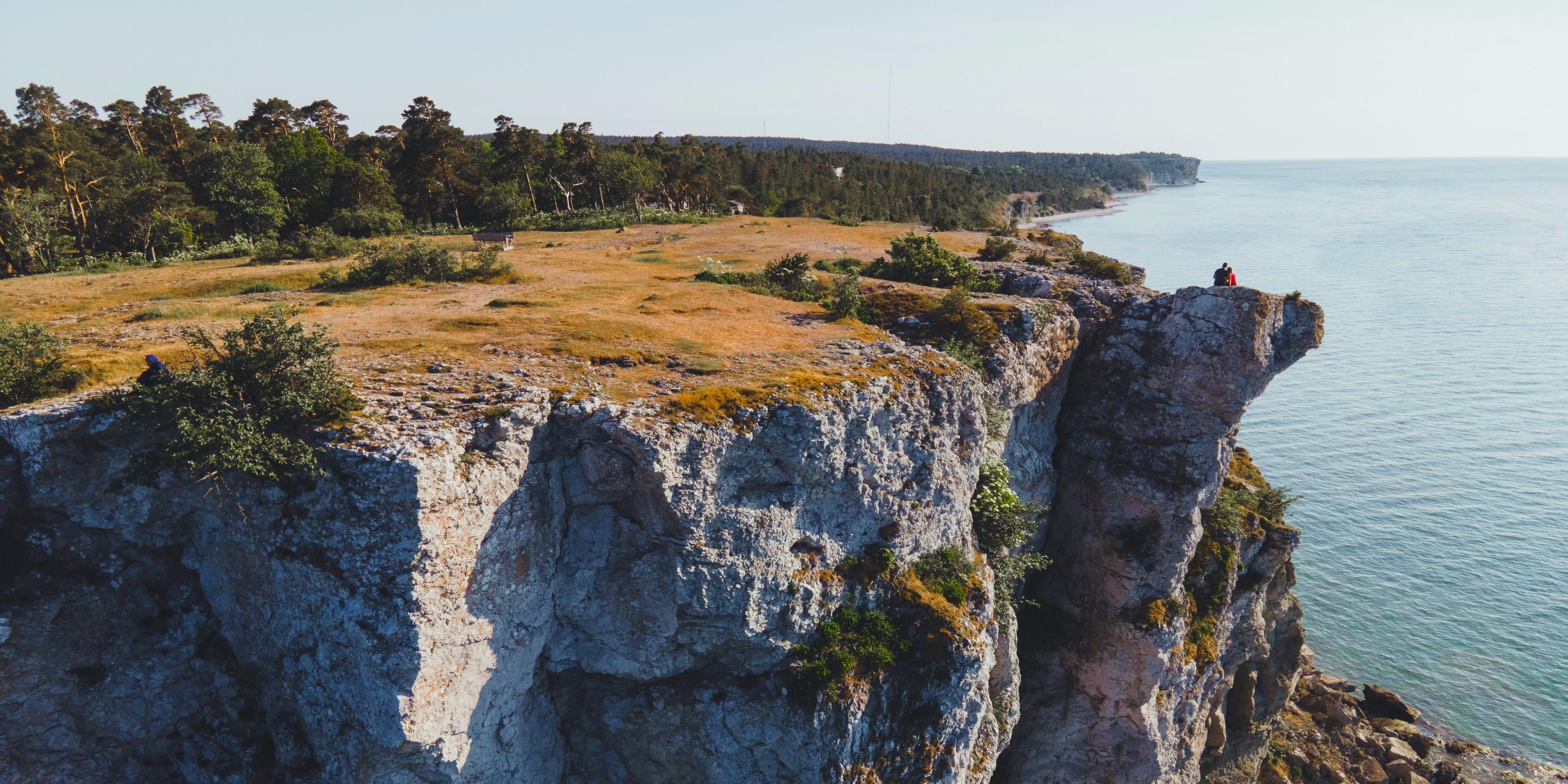 En typisk kalkklippa på Gotlands kust.