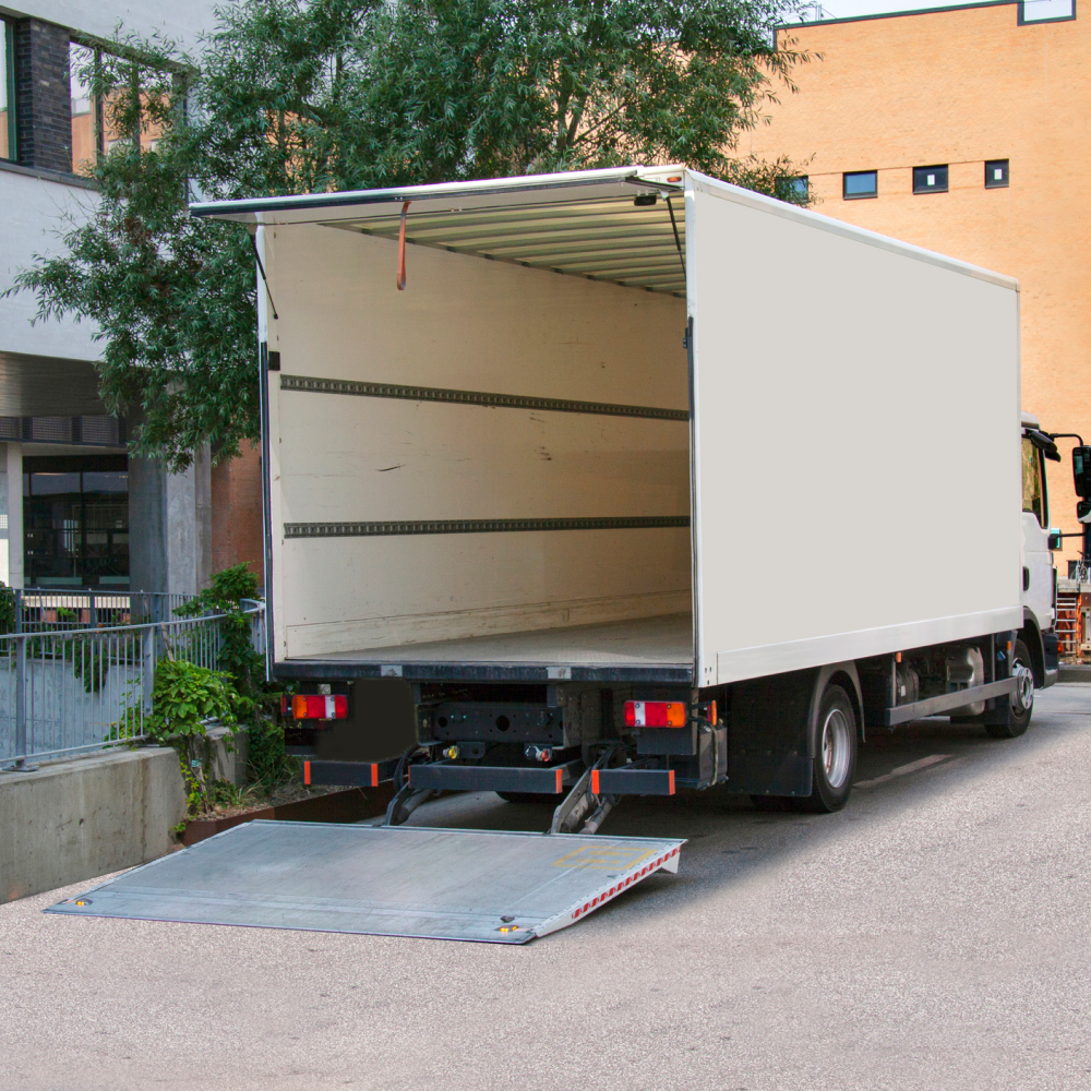 Tom flyttbil med ramp nedfälld redo att lastas inför en utlandsflytt.