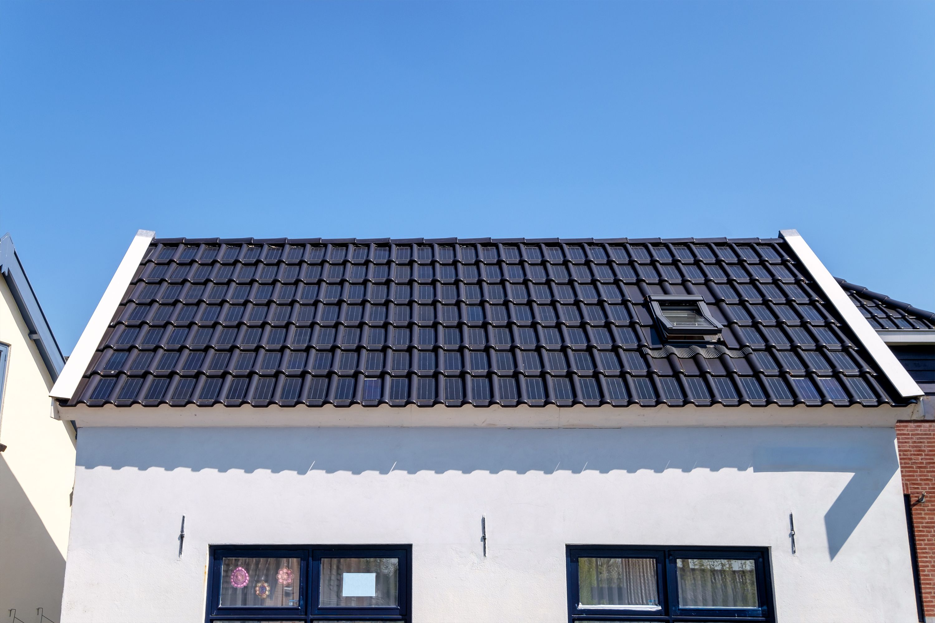 Tetto con tegole solari, casa residenziale moderna.