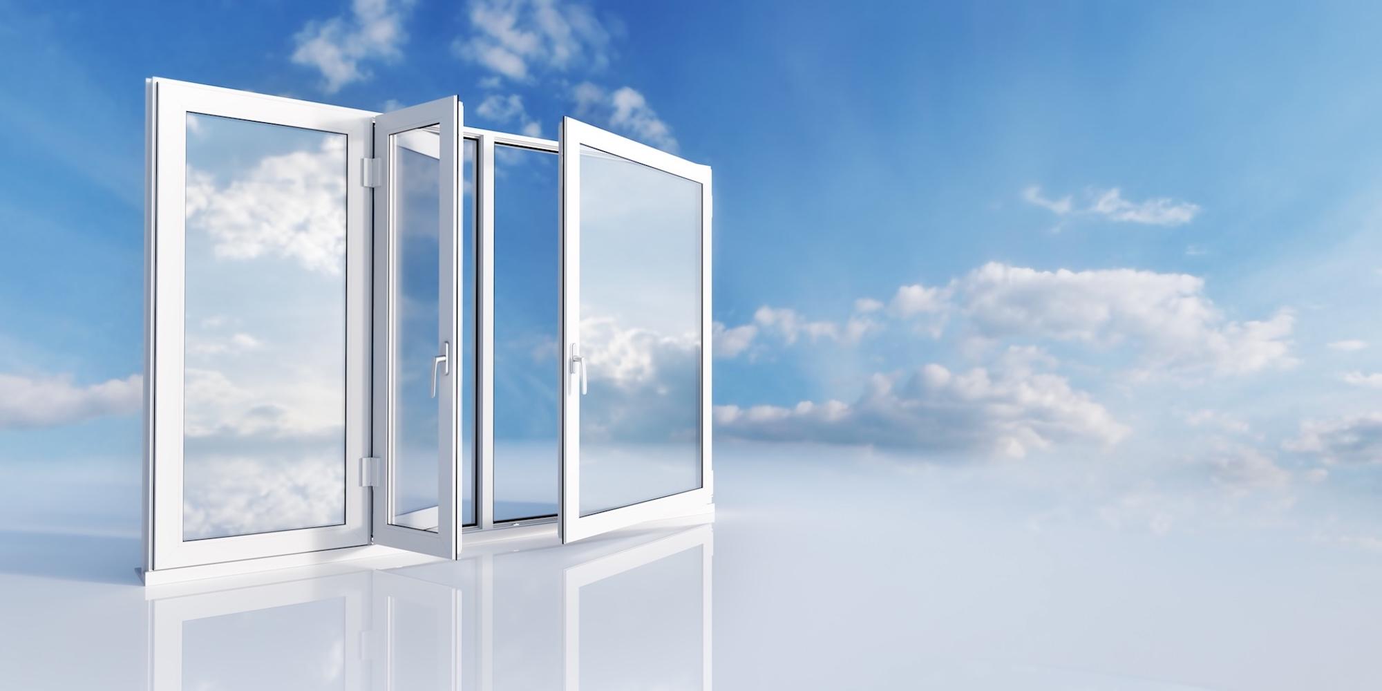 Installatore posa nuovi infissi a risparmio energetico in un appartamento