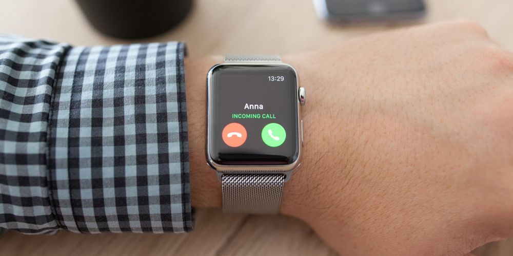 Bilde av en Apple Watch på en arm som mottar et anrop