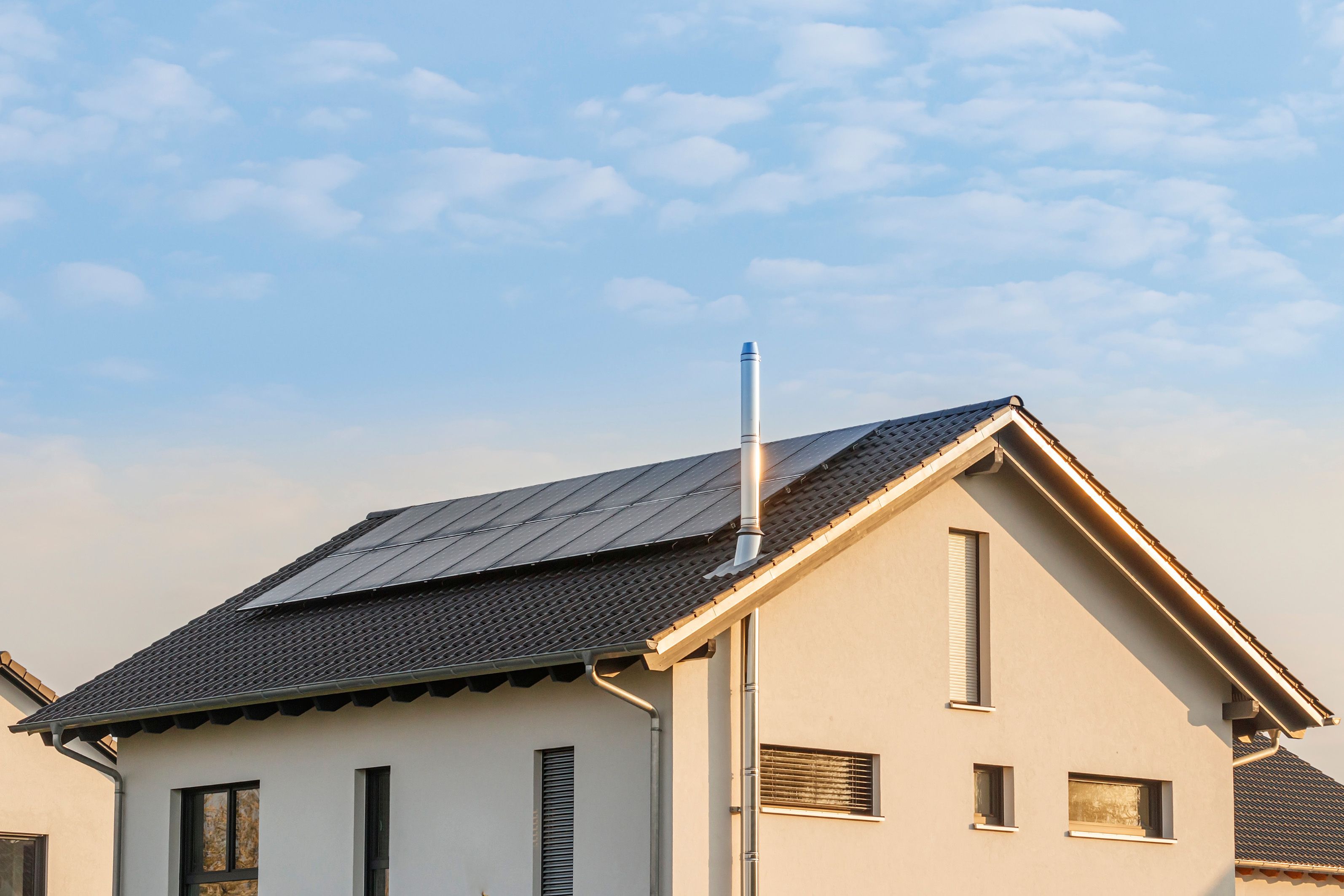 maison moderne équipée de panneaux photovoltaïques