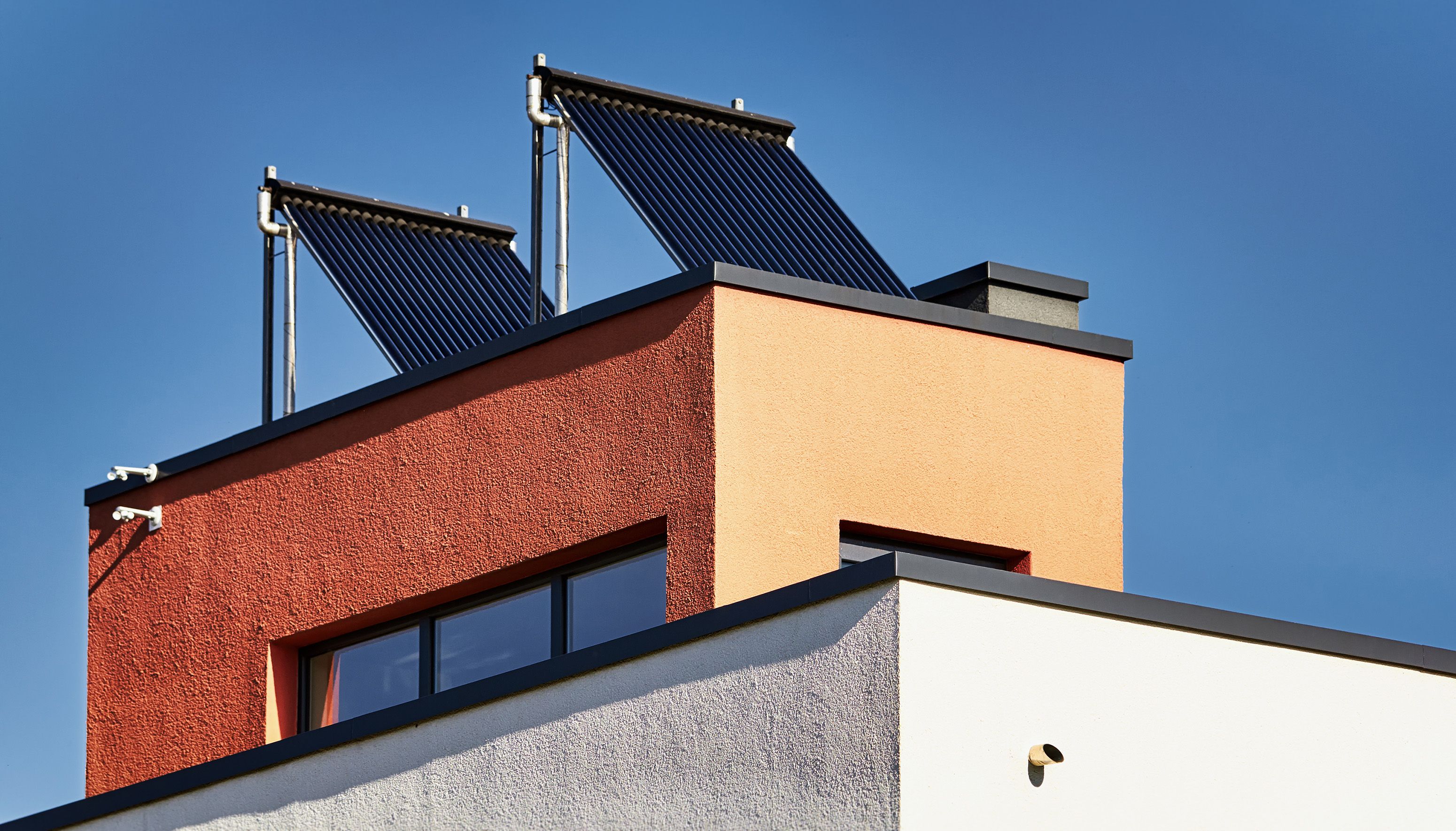 toit d'un immeuble équipé en panneaux solaires thermiques