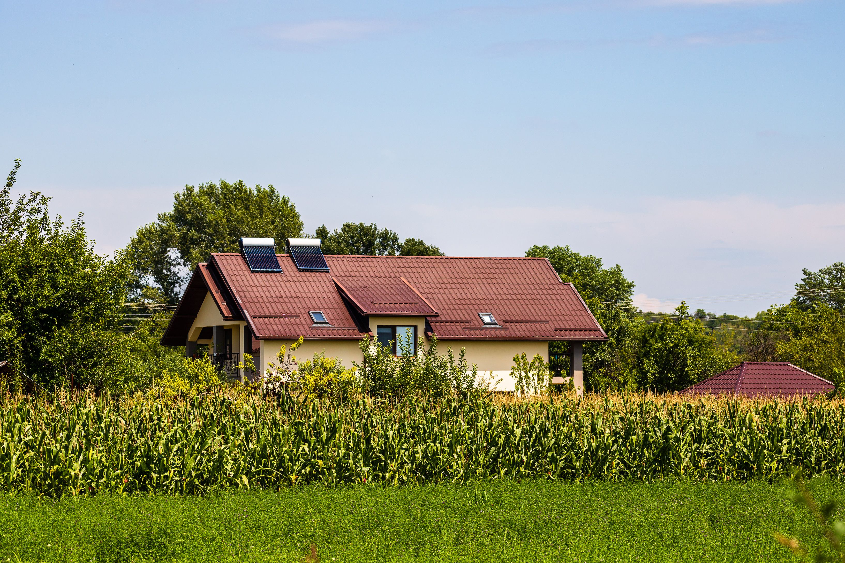 maison équipée de panneaux solaires thermiques