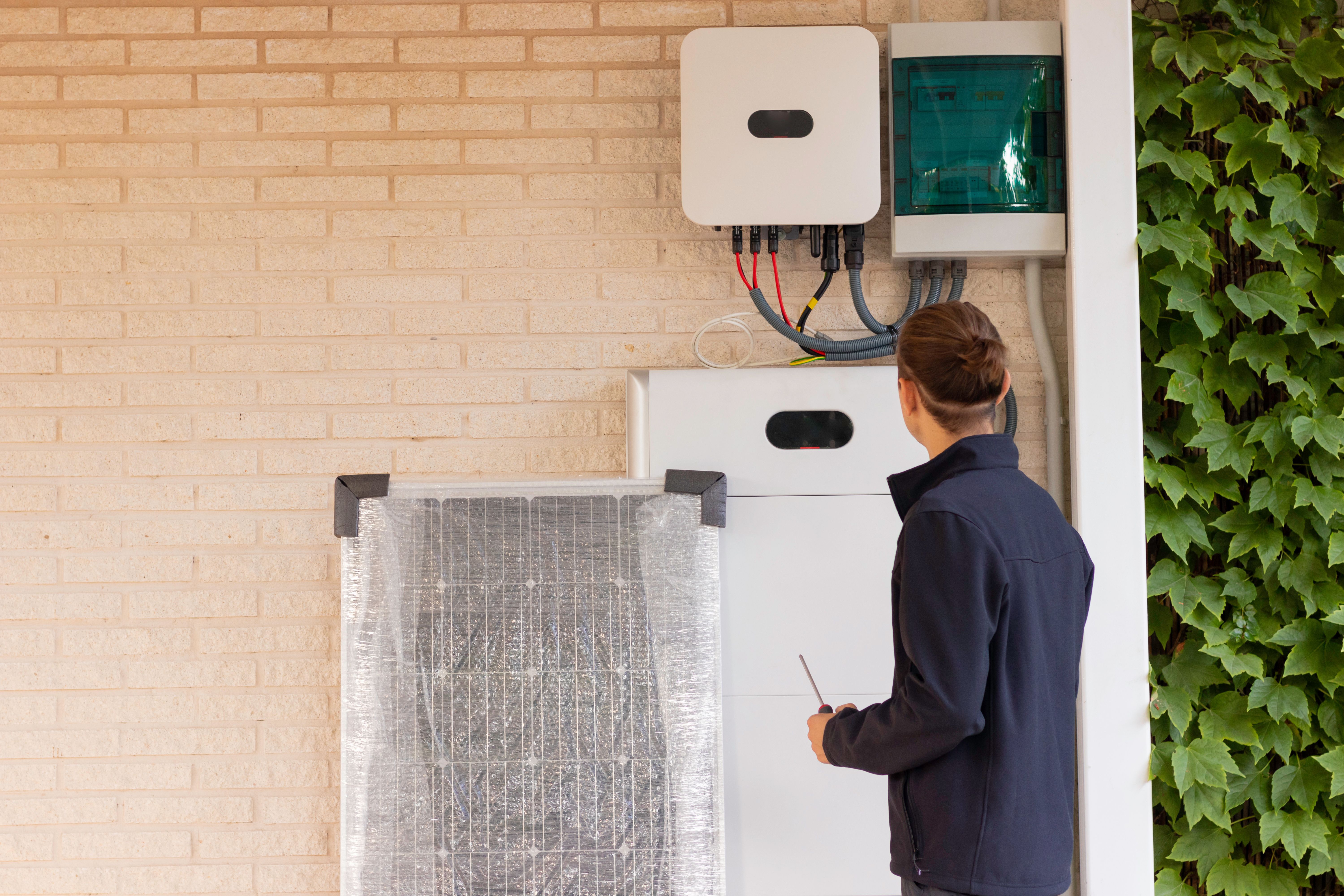 Un installateur de batterie solaire