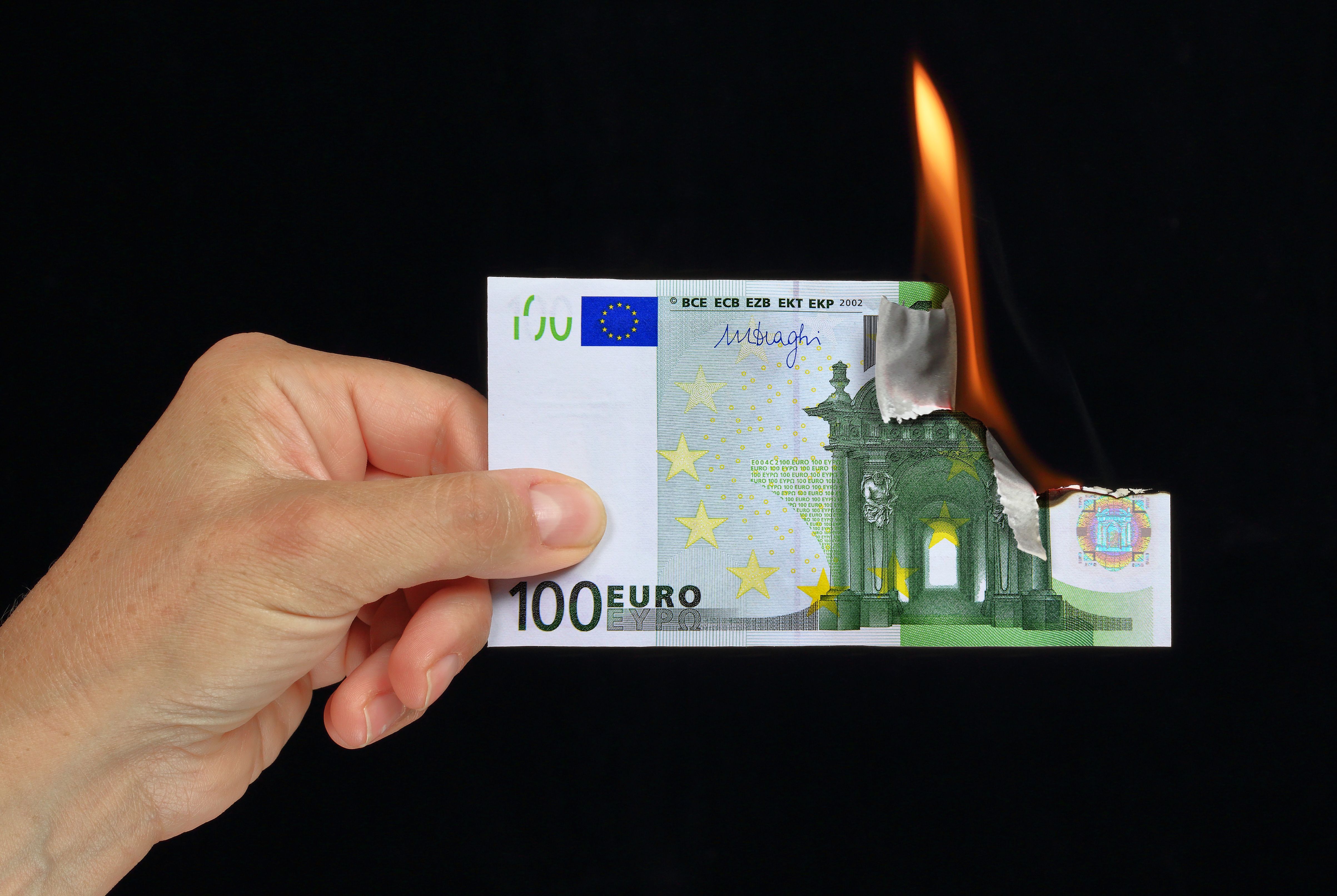 billet d'euros qui flambe
