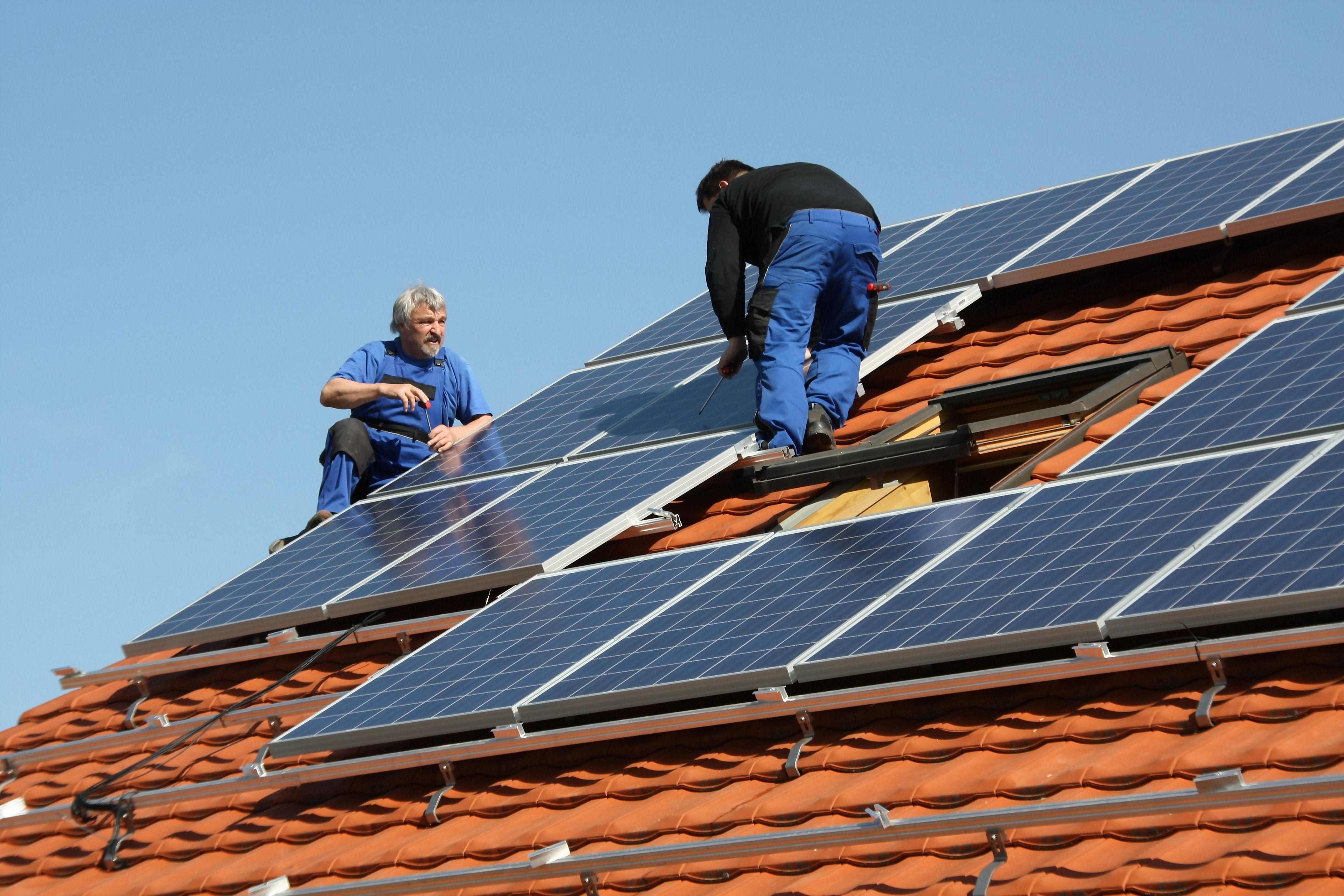 Installation de panneaux solaires sur le toit d'une maison familiale