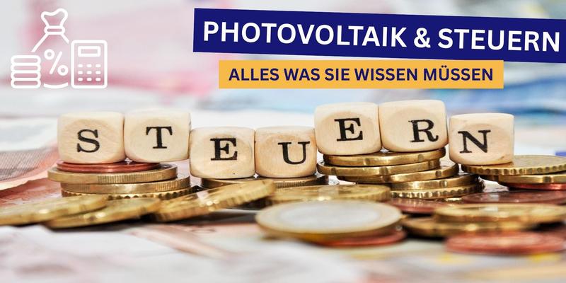Holzwürfel mit dem Wort 'Steuern' stehen auf aufgestapelten Euromünzen, im Hintergrund unscharfe Euro-Geldscheine. Darüber eingeblendet ein Textbanner mit der Aufschrift 'Photovoltaik & Steuern – Alles was Sie wissen müssen' sowie ein Icon mit Münzen, Prozentzeichen und Taschenrechner als Symbol für das Steuer-Thema.