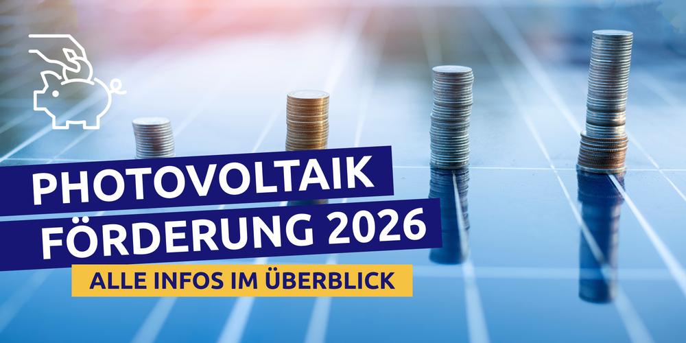Profitieren Sie von bis zu 160€/kwP auf private PV-Anlagen in 2026. Vier unterschiedlich hohe Türme aus Euromünzen stehen auf der Oberfläche eines Photovoltaikmoduls.