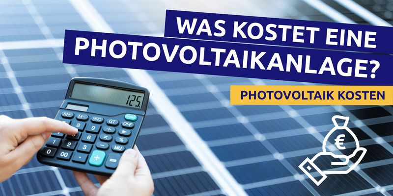 Jemand hält einen Taschenrechner in den Händen, um die Kosten für seine Photovoltaikanlage zu berechnen. Im Hintergrund sieht man Solarmodule.