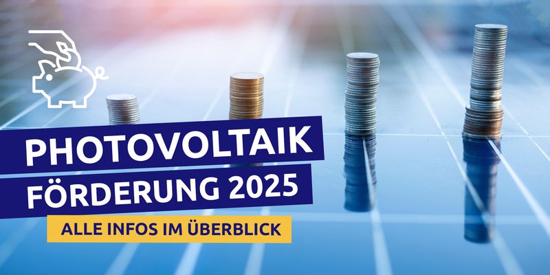Vier unterschiedlich hohe Türme aus Euromünzen stehen auf einem Photovoltaikmodul