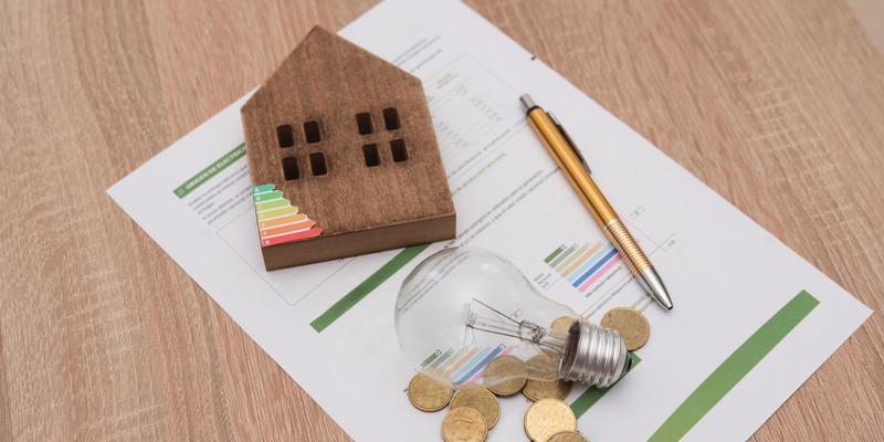 bolletta di casa con un computer sul tavolo