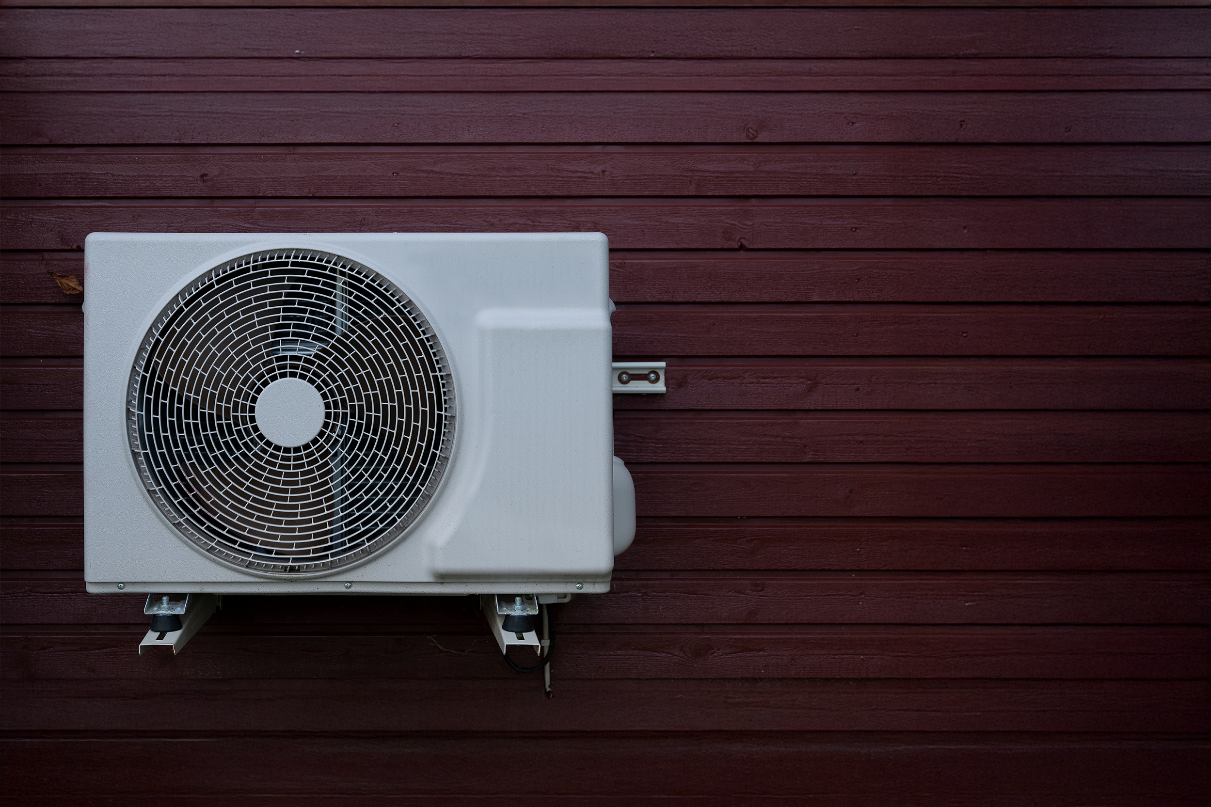 varmepumpe-udedel på rød ydremur