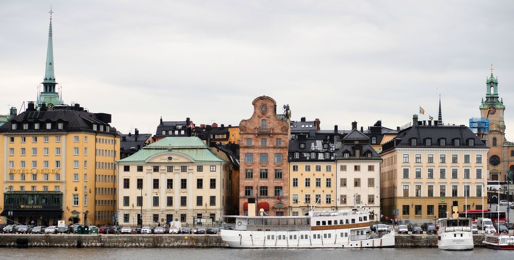 En stadsvy över Stockholm med sina färgglada hus.