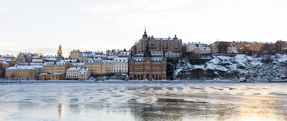 Foto över Södermalm från Gamla stan i Stockholm på vintern.