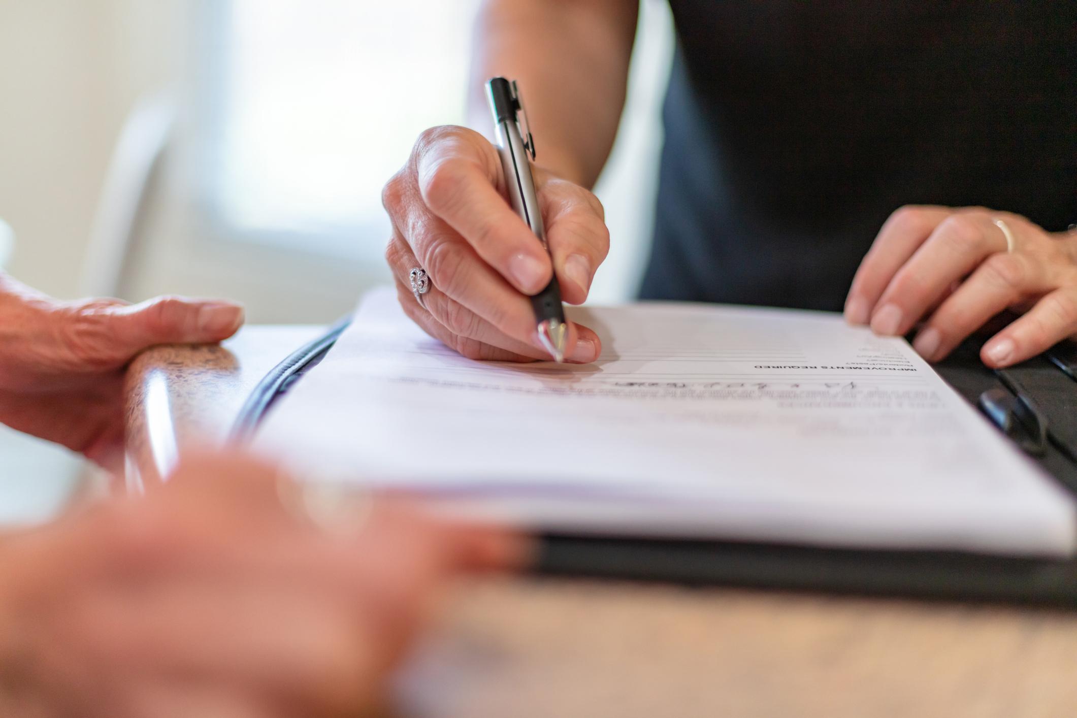 En mäklare hjälper dödsbodelägare att sälja en bostad som tillhör ett dödsbo.