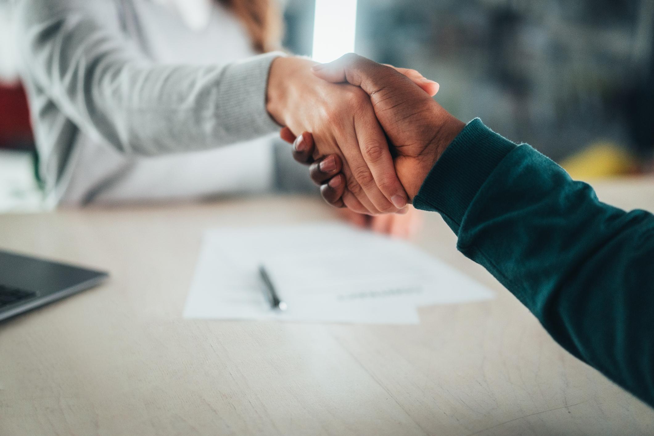 Ett handslag och ett påskrivet kontrakt.