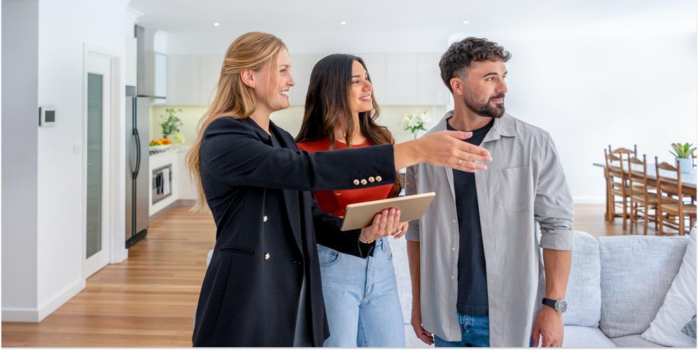 En mäklare har en förhandsvisning för ett par som är intresserat av huset