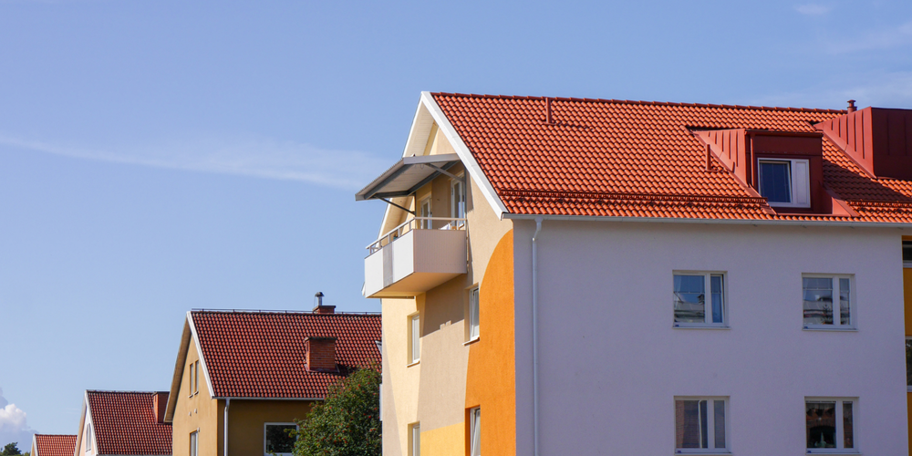 Gula lägenhetsbyggnader mot en blå himmel.