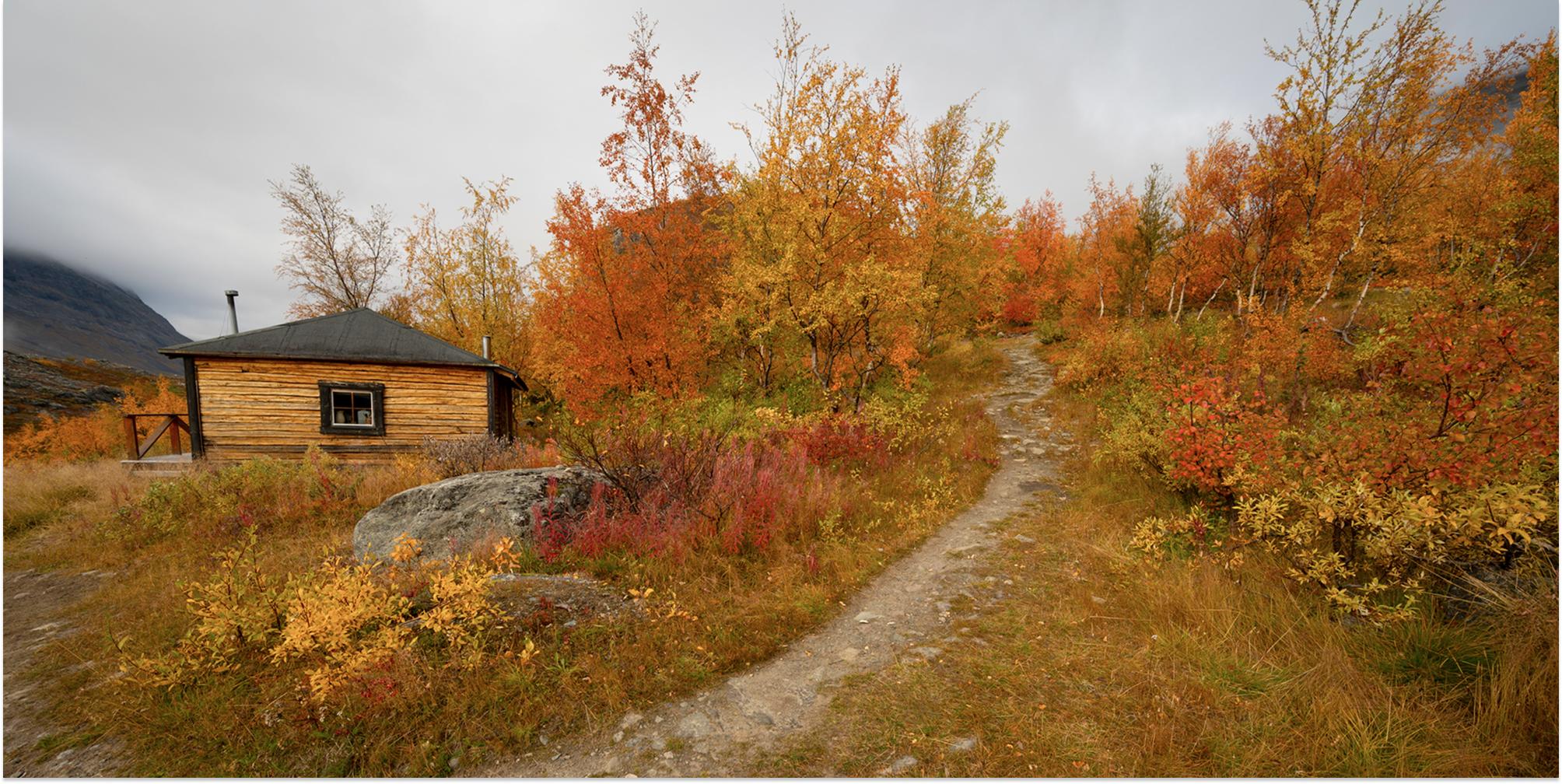 Utsikt över en fjällstuga till salu under hösten