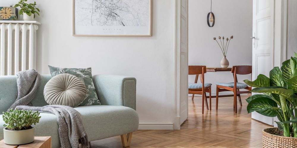 Ljust skandinaviskt vardagsrum med mintgrön soffa