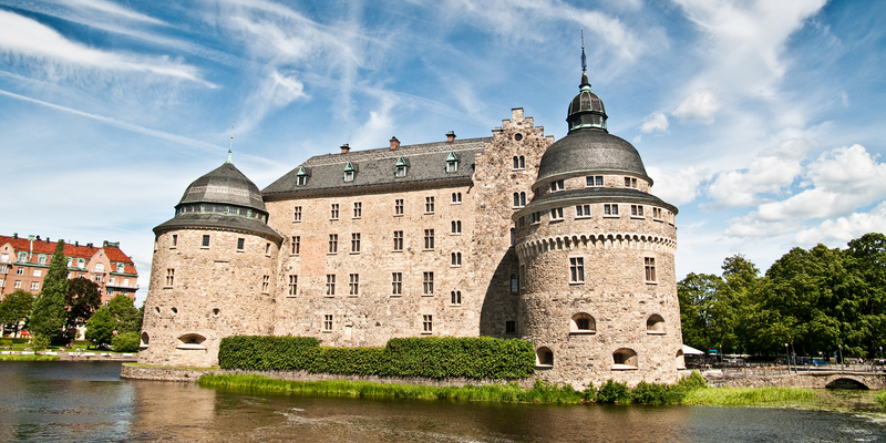 Foto av Örebro slott på sommaren.