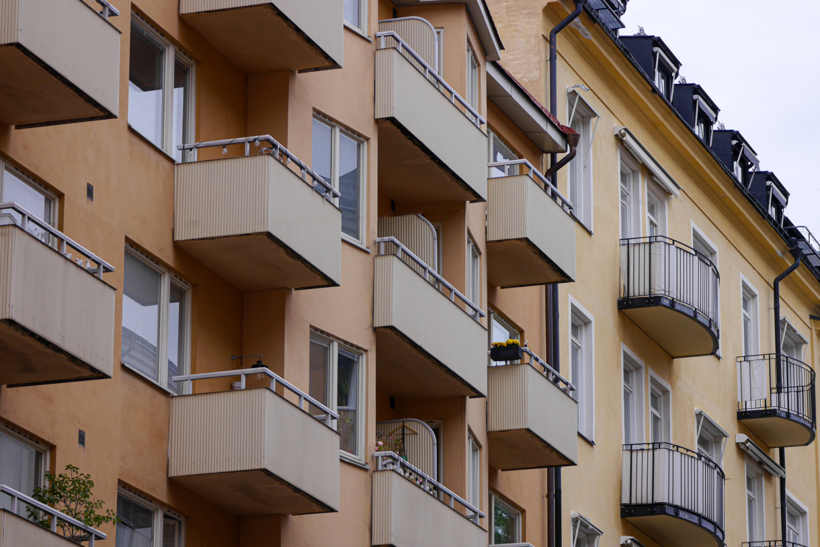 Lägenhetsbyggnad med balkonger