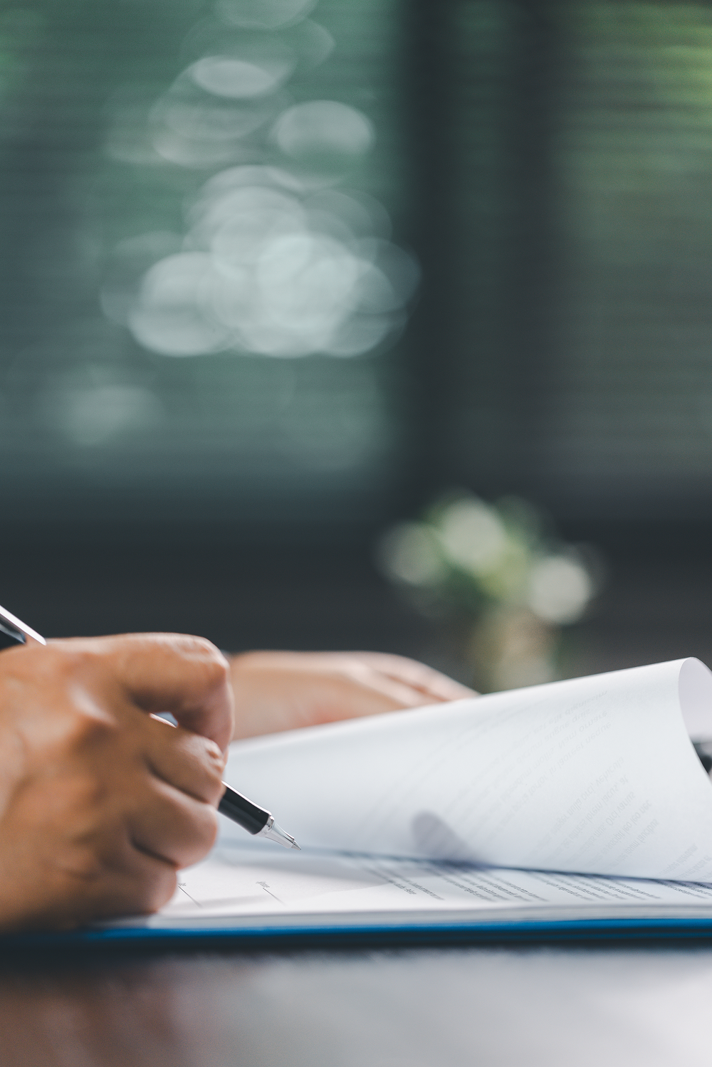 Person skriver på ett dokument