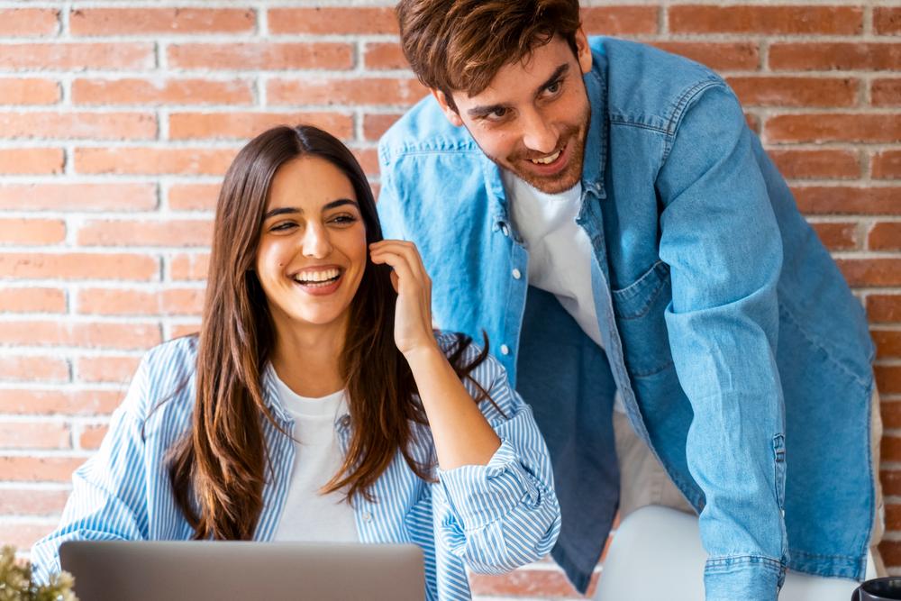 Un couple heureux qui installe une pompe à chaleur avec la réduction à 6%
