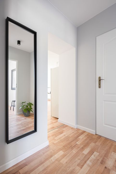 Ljus hall med solinsläpp
