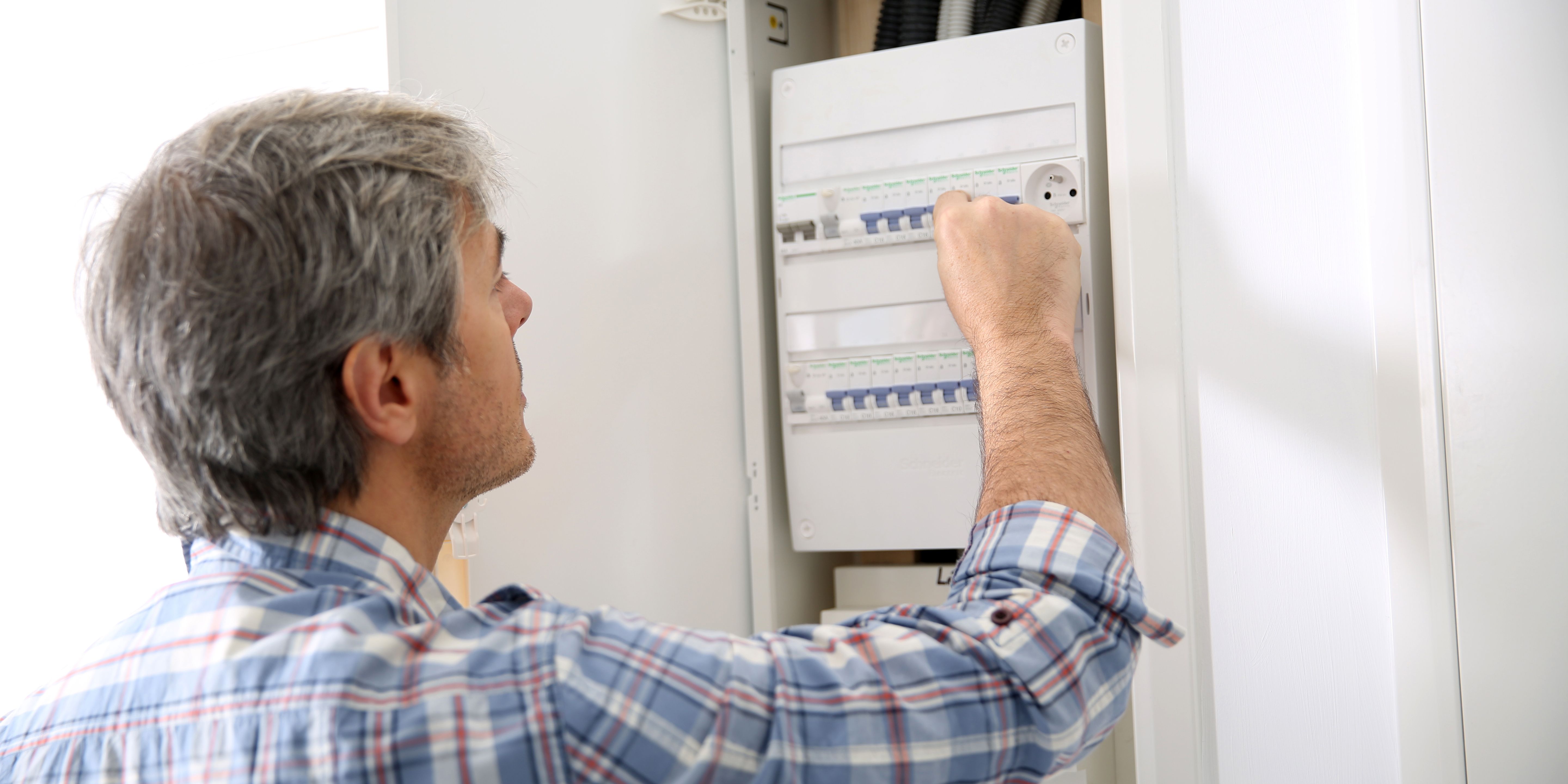 Elektroingeniør ser i et sikringsskap