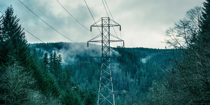 Bilde av strømmaster i norsk skogslandskap