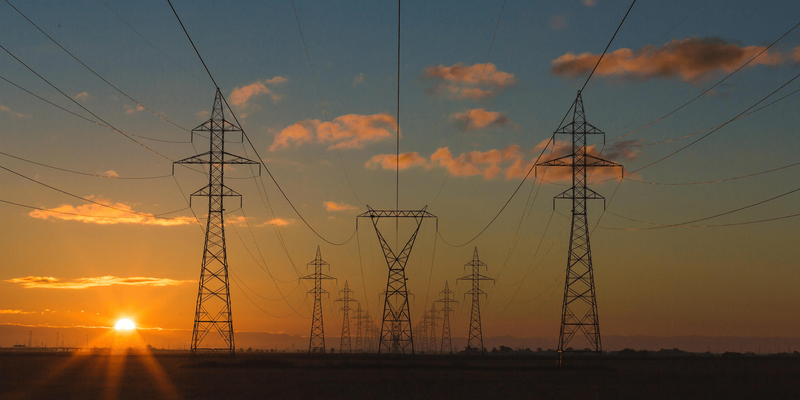 Bilde av strømmaster i solnedgang