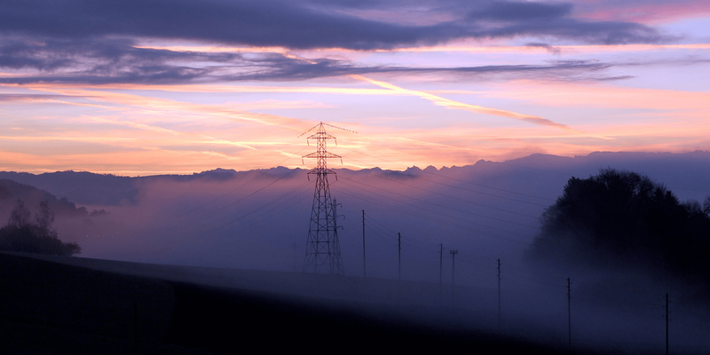 Illustrasjonsbilde: Bilde av strømmaster i et tåkete landskap