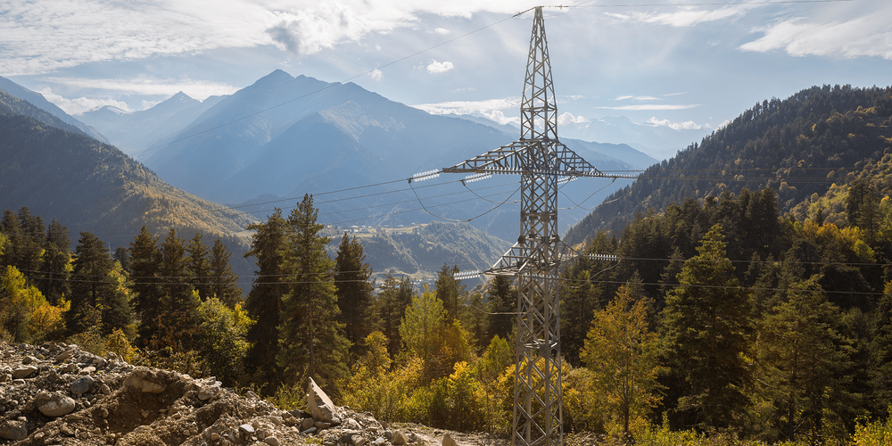 Bilde av en strømmast i et fjellandskap