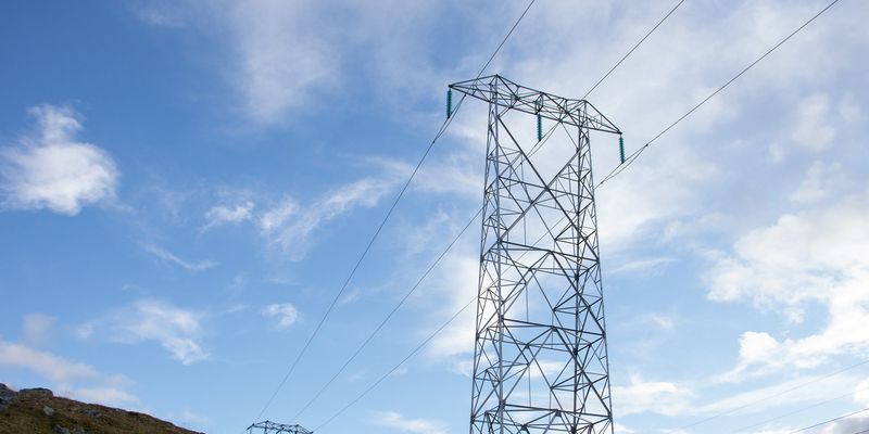 Illustrasjonsbilde: Bilde av en strømmast med en blå himmel i bakgrunnen