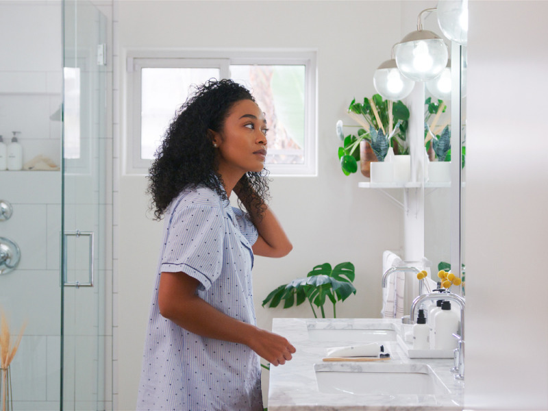 Frånluftsvärmepump installerad i badrum med synliga ventilationsrör