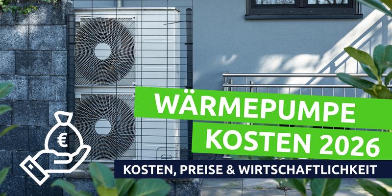 Wärmepumpe steht an einer weißen Hauswand.