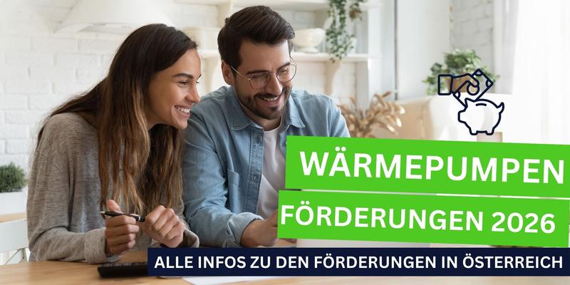 Ein Pärchen sitzt am Tisch auf dem ein Taschenrechner liegt und schaut gemeinsam auf den Laptop.