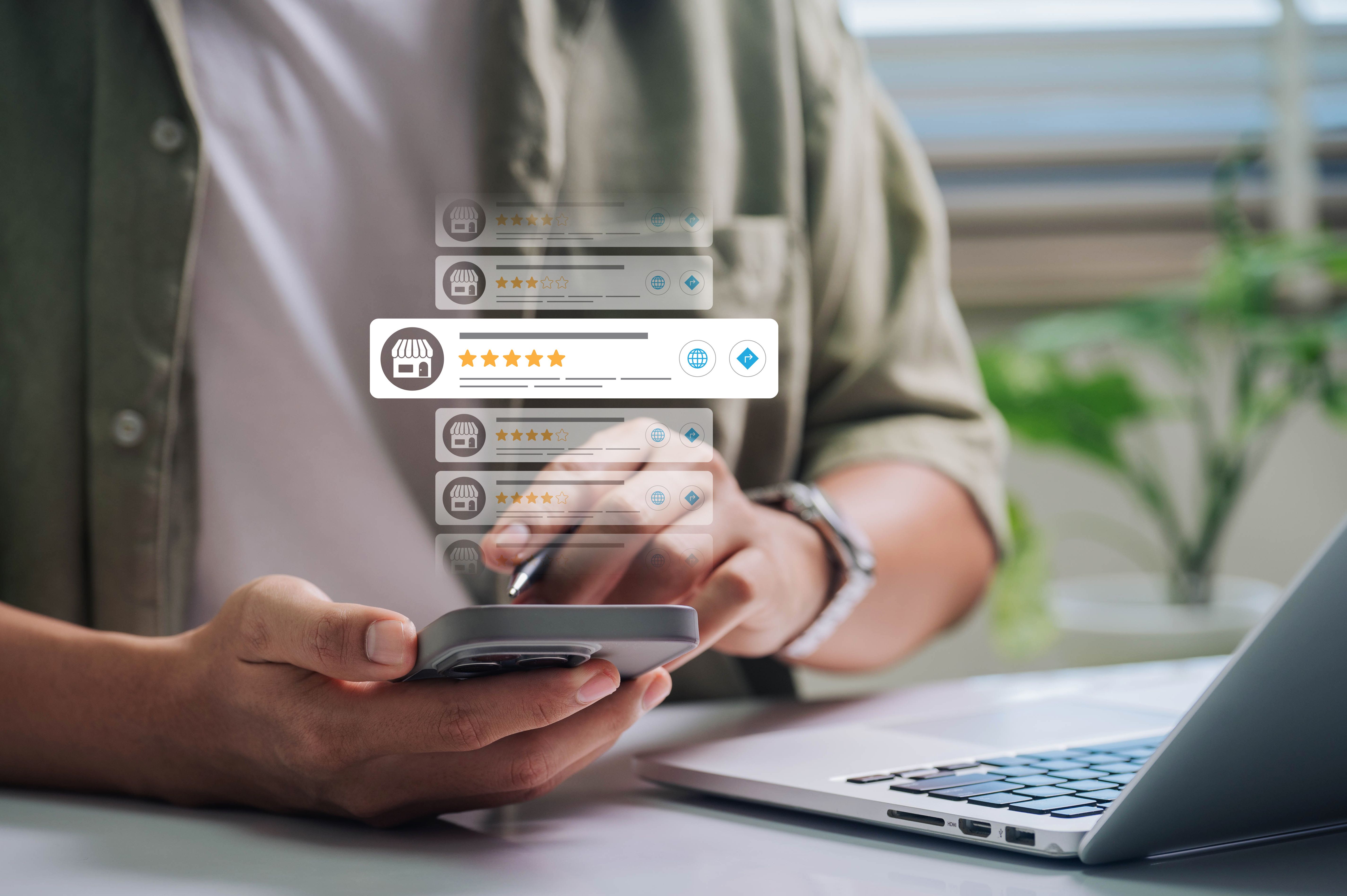 Person betrachtet am Smartphone Sternebewertungen von Anbietern – Symbol für die Verbindung von persönlichen Empfehlungen und Online-Recherche.