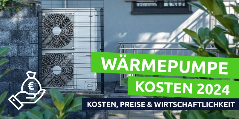 Eine Wärmepumpe steht an einer weißen Hauswand. Im Vordergrund sieht man etwas verschwommen grüne Pflanzen ins Bild ragen. Auf einem grafischen, grünen Balken steht „Wärmepumpe Kosten 2024