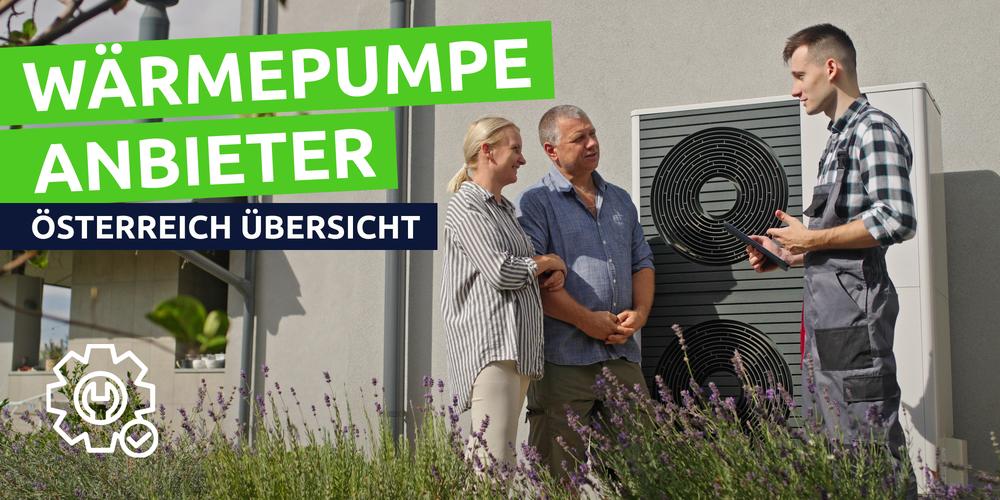 Ein Wärmepumpen-Installateur berät ein Paar vor der Außeneinheit ihrer neuen Wärmepumpe im Garten. Die drei stehen inmitten von blühendem Lavendel vor dem Haus, während der Fachmann mit einem Tablet technische Details erklärt.